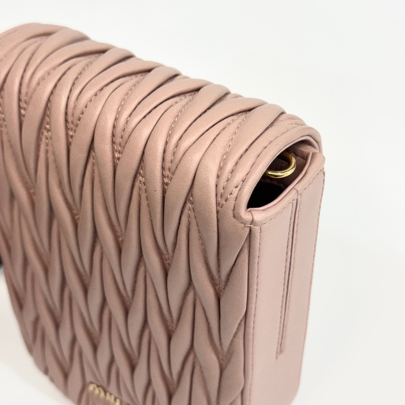 💗miu miu粉色金扣羊皮matelasse mini bag 手機包-15