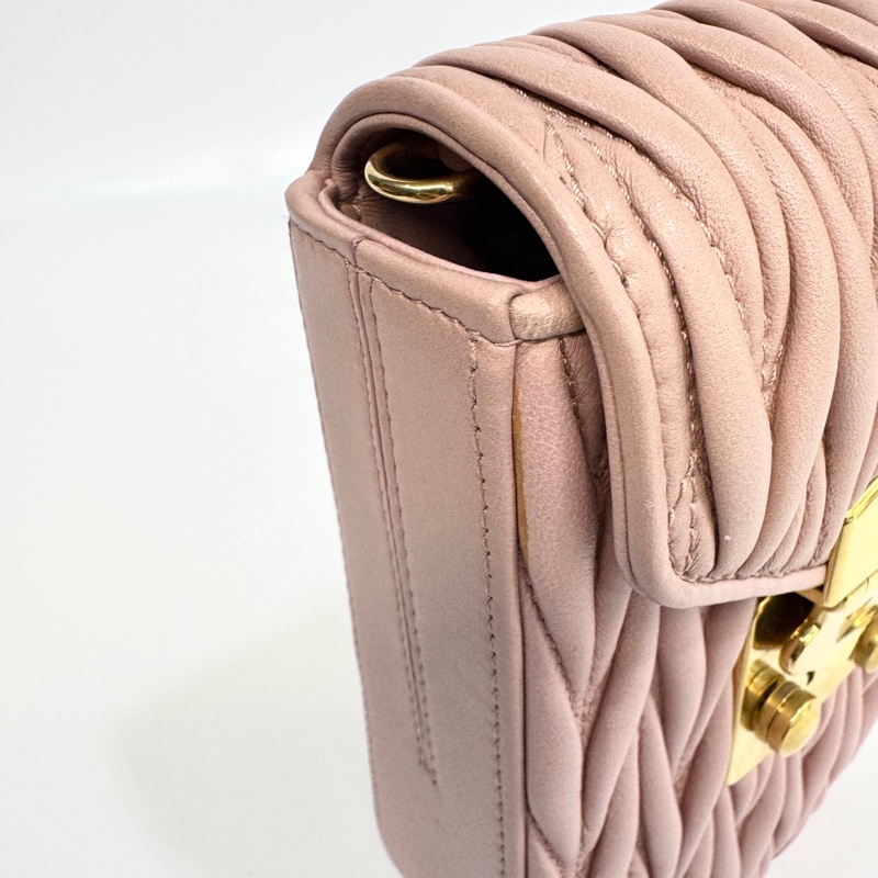 💗miu miu粉色金扣羊皮matelasse mini bag 手機包-16