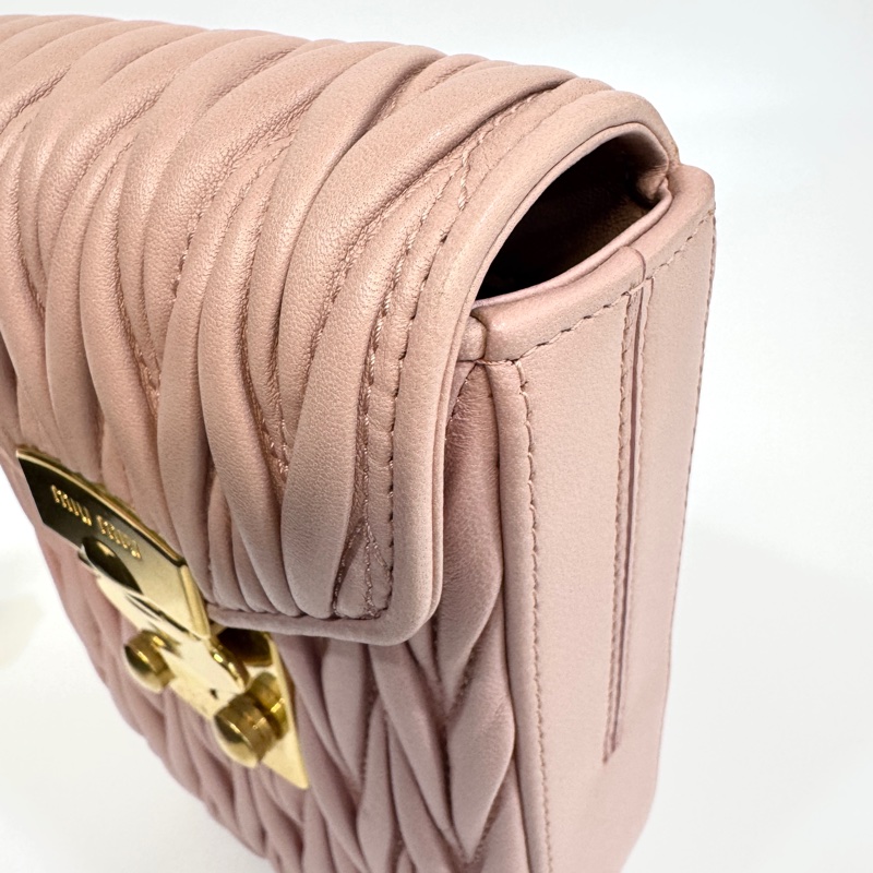 💗miu miu粉色金扣羊皮matelasse mini bag 手機包-17
