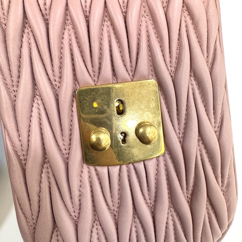 💗miu miu粉色金扣羊皮matelasse mini bag 手機包-19
