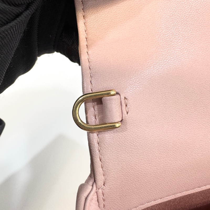 💗miu miu粉色金扣羊皮matelasse mini bag 手機包-21