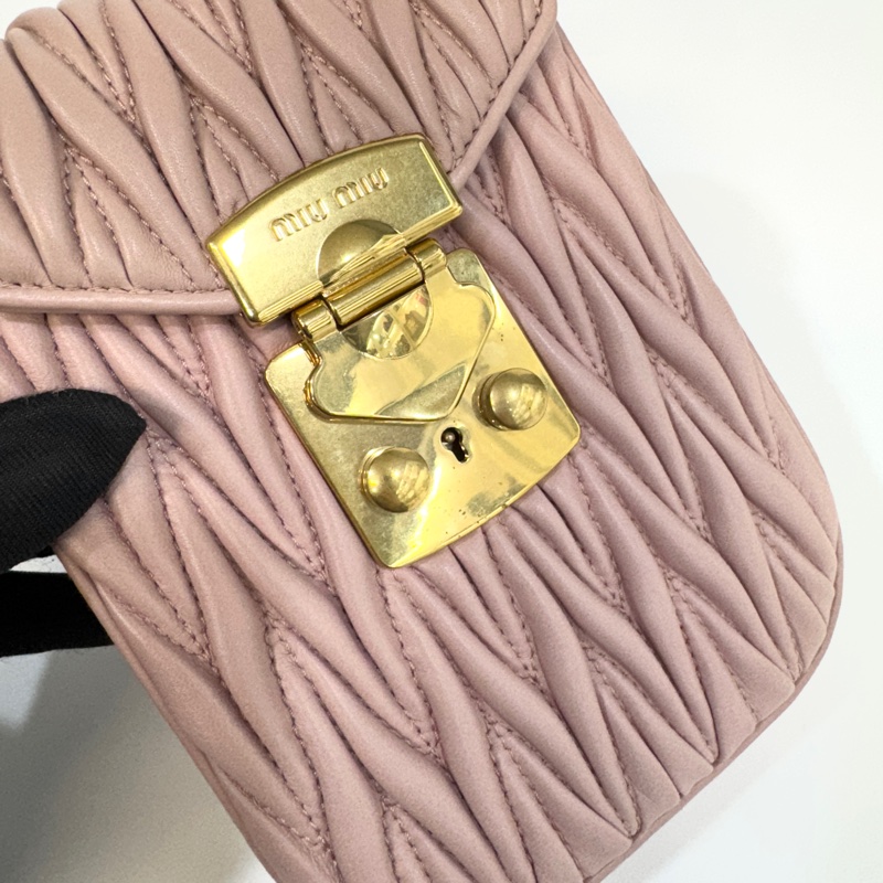 💗miu miu粉色金扣羊皮matelasse mini bag 手機包-22