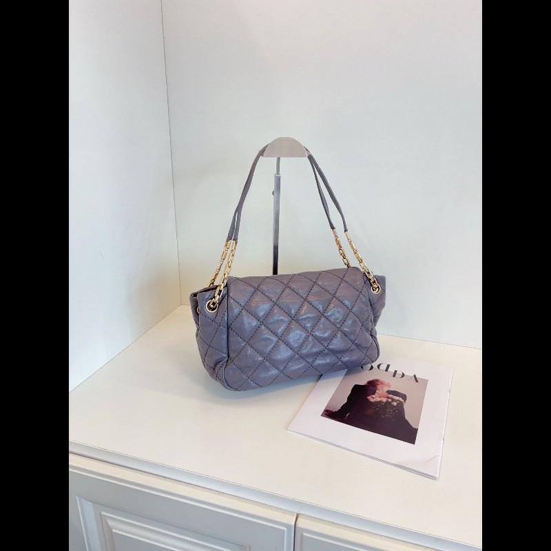 Chanel tote
灰金外縫線 牛皮鏈條單肩包-2