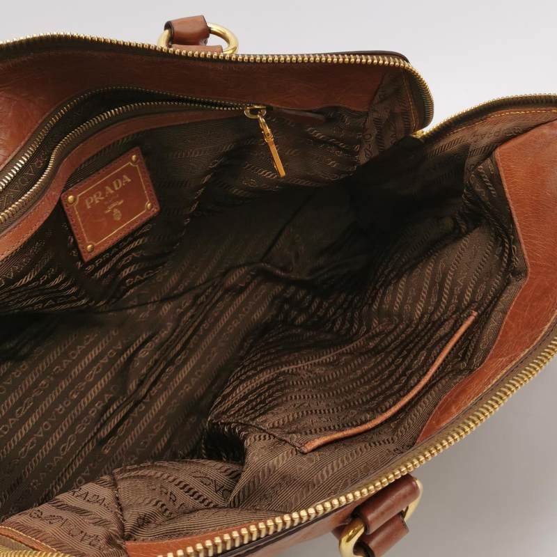 Prada油蠟皮純色字母logo拉鏈斜挎包單肩包-6