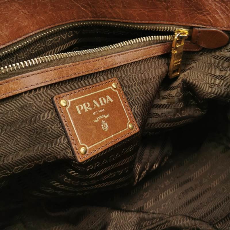 Prada油蠟皮純色字母logo拉鏈斜挎包單肩包-7