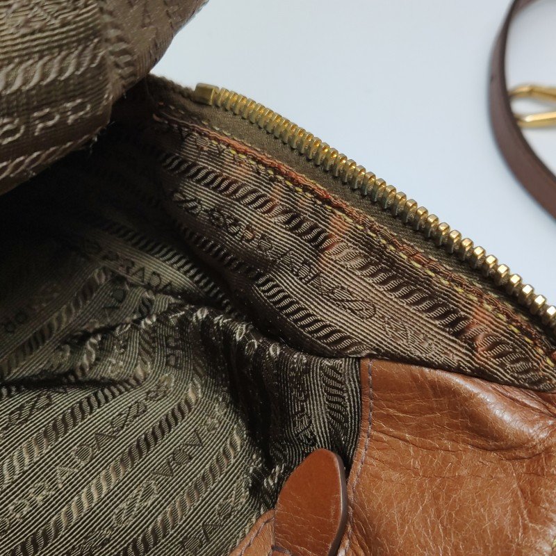 Prada油蠟皮純色字母logo拉鏈斜挎包單肩包-9