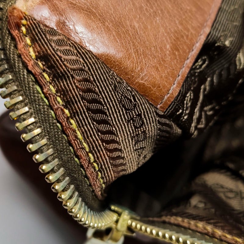 Prada油蠟皮純色字母logo拉鏈斜挎包單肩包-10