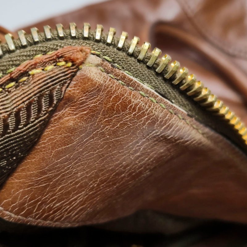 Prada油蠟皮純色字母logo拉鏈斜挎包單肩包-11