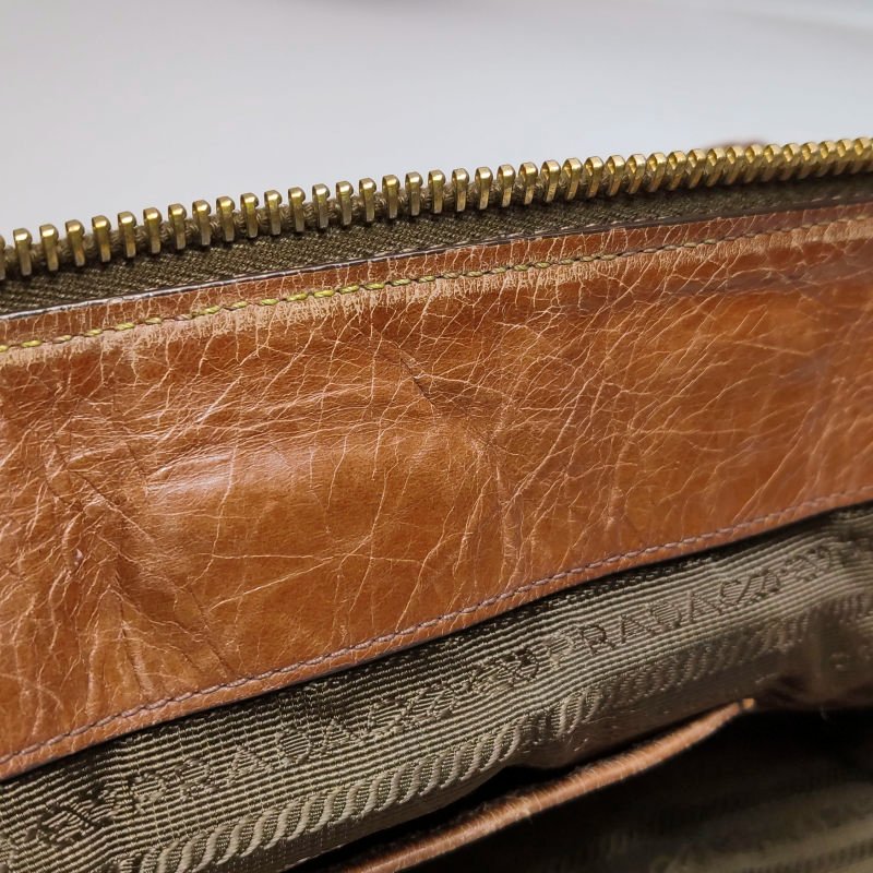 Prada油蠟皮純色字母logo拉鏈斜挎包單肩包-12