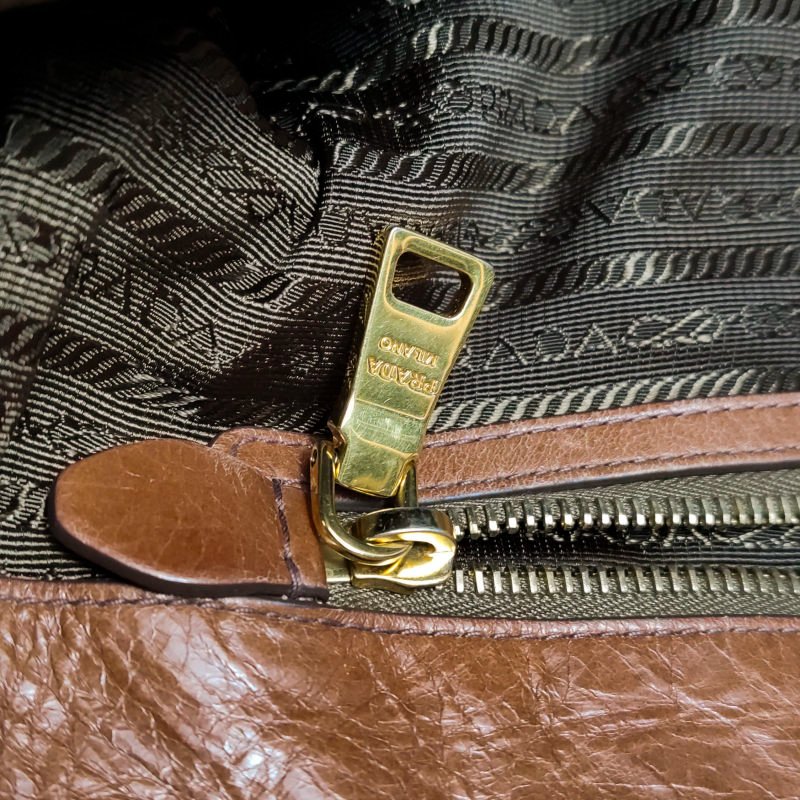 Prada油蠟皮純色字母logo拉鏈斜挎包單肩包-14