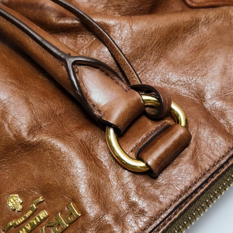 Prada油蠟皮純色字母logo拉鏈斜挎包單肩包-15