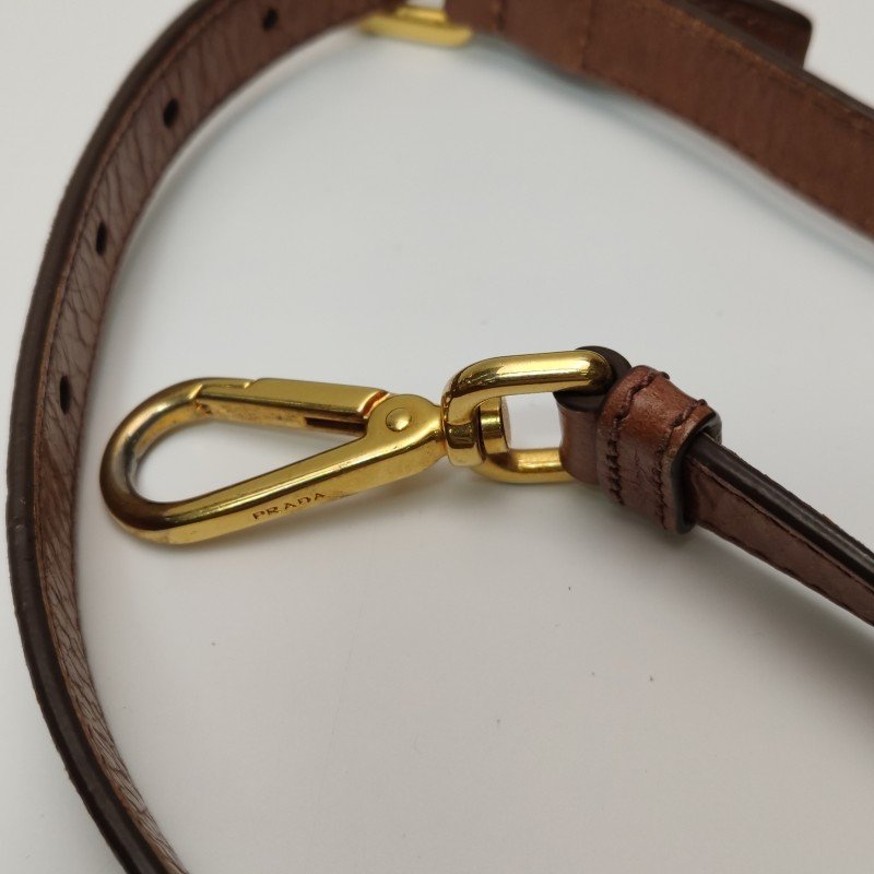 Prada油蠟皮純色字母logo拉鏈斜挎包單肩包-16