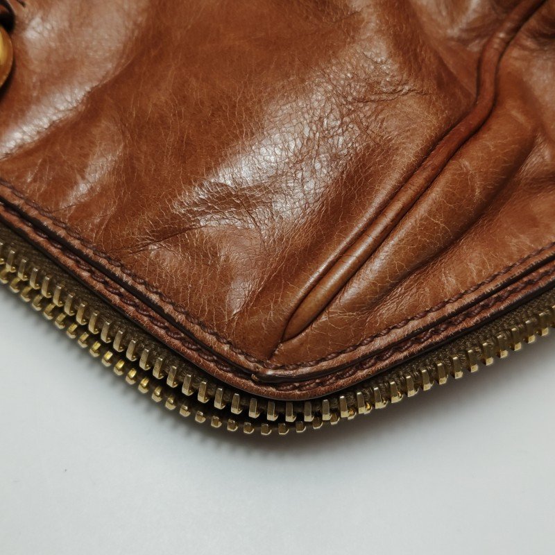 Prada油蠟皮純色字母logo拉鏈斜挎包單肩包-18