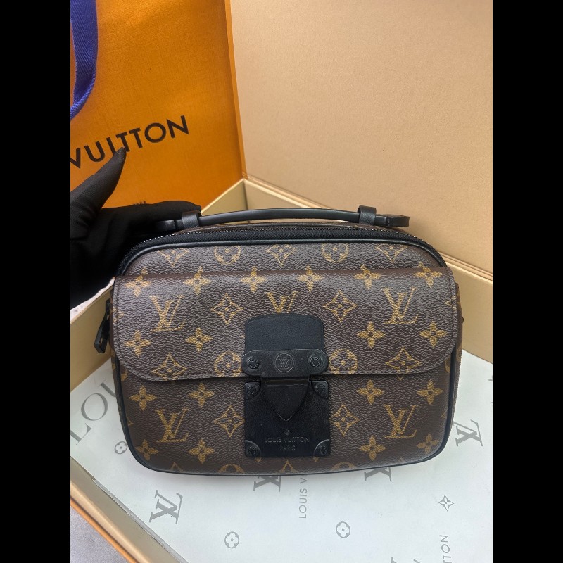 LV slock 黑色鎖頭男士郵差包 五金帶膜-1