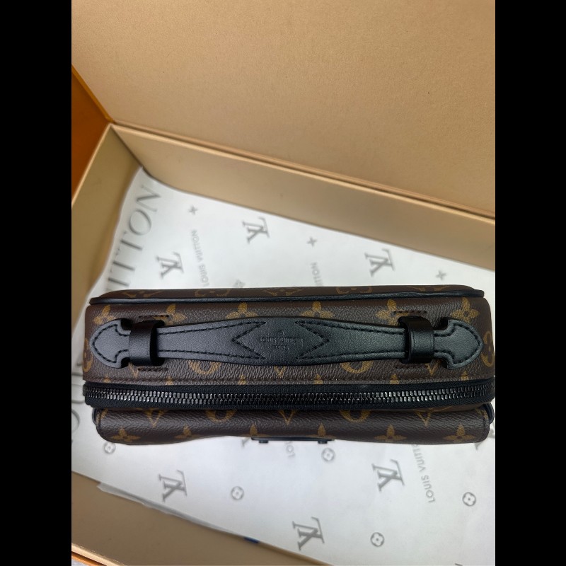 LV slock 黑色鎖頭男士郵差包 五金帶膜-3