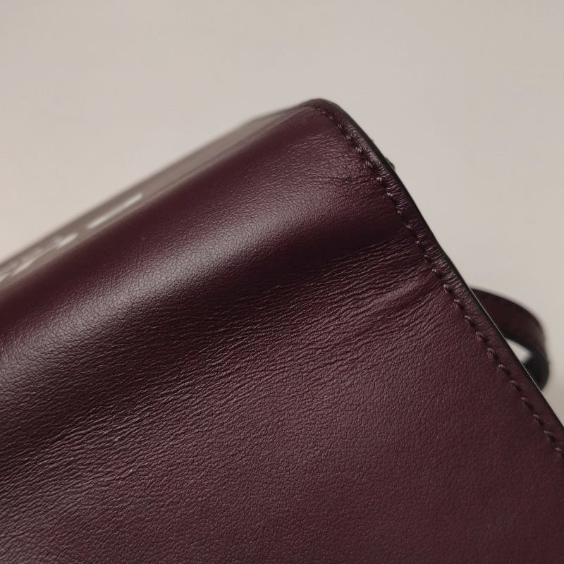 Burberry Hazelmere牛皮純色字母logo斜挎包單肩包-18