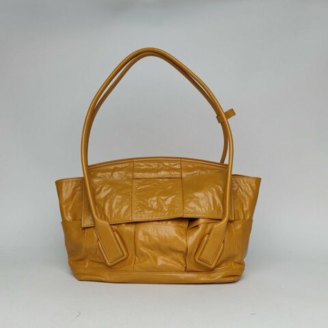 BOTTEGA VENETA Arco33薑黃色牛皮金扣肩背包