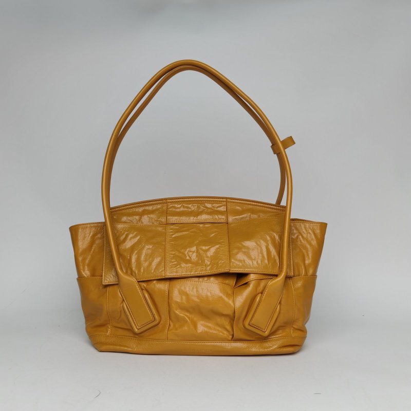 BOTTEGA VENETA Arco33薑黃色牛皮金扣肩背包-0