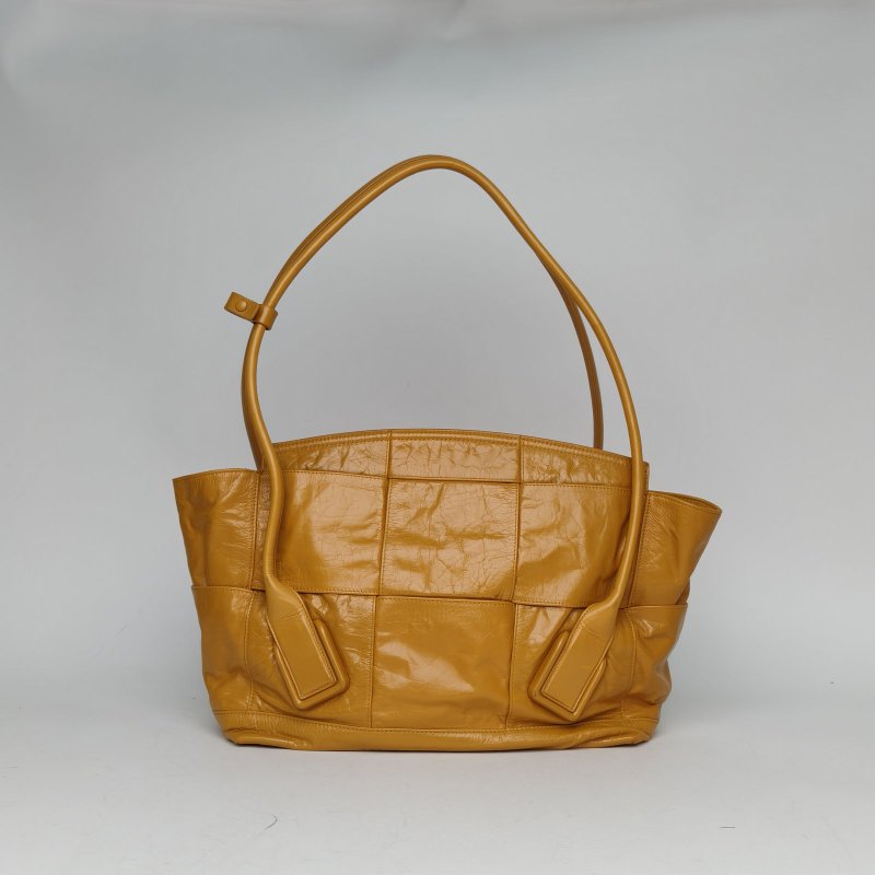 BOTTEGA VENETA Arco33薑黃色牛皮金扣肩背包-2