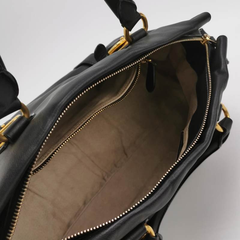 Prada牛皮純色字母Logo斜挎包單肩包-6