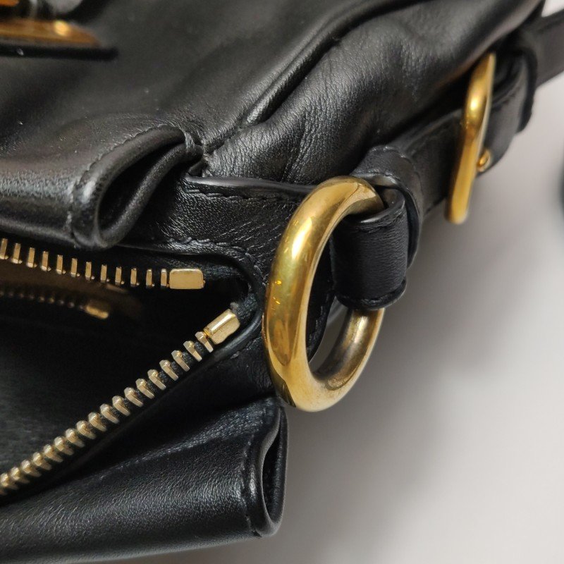 Prada牛皮純色字母Logo斜挎包單肩包-13