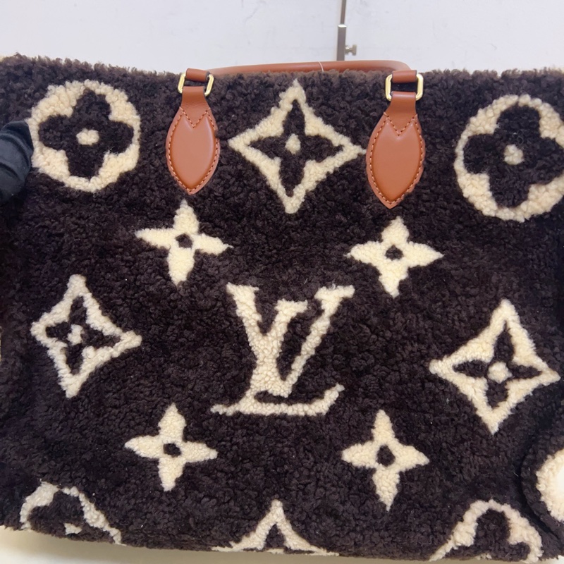 LV 19年編碼 聖誕泰迪Teddy Onthego 限量棕色拼白色羊羔毛泰迪熊tote 容量大尺寸約40*30*18-4