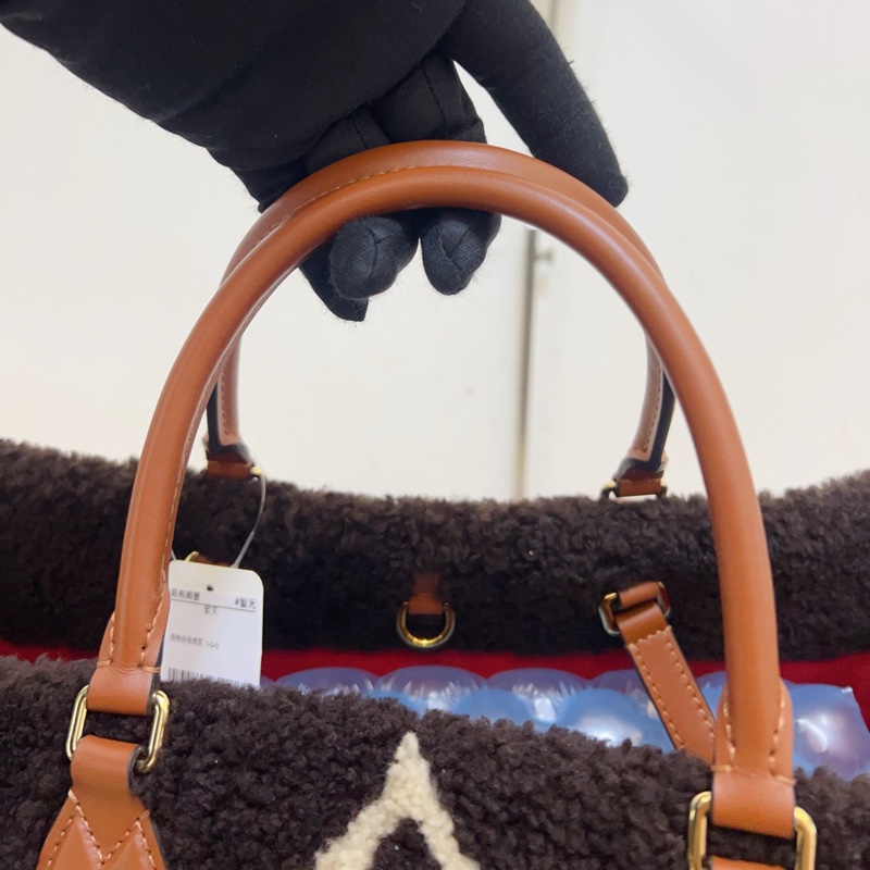 LV 19年編碼 聖誕泰迪Teddy Onthego 限量棕色拼白色羊羔毛泰迪熊tote 容量大尺寸約40*30*18-7