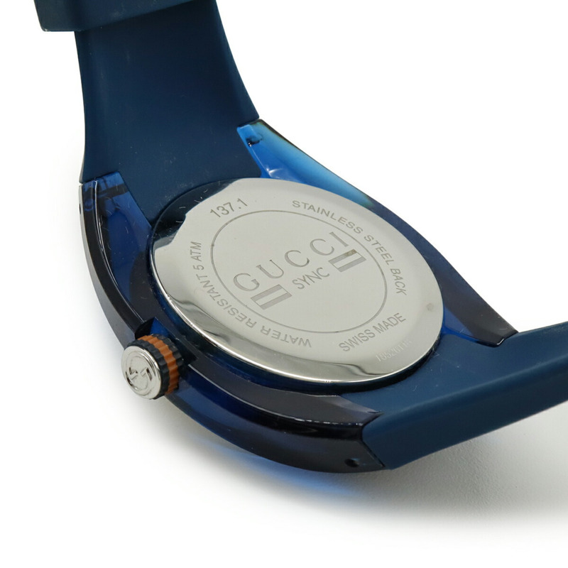 GUCCI Sync 男士石英腕錶，藍色錶盤，不鏽鋼橡膠錶殼，飾有互扣式 G 標誌，Shelley 款，137.1 毫米，YA137104A-7