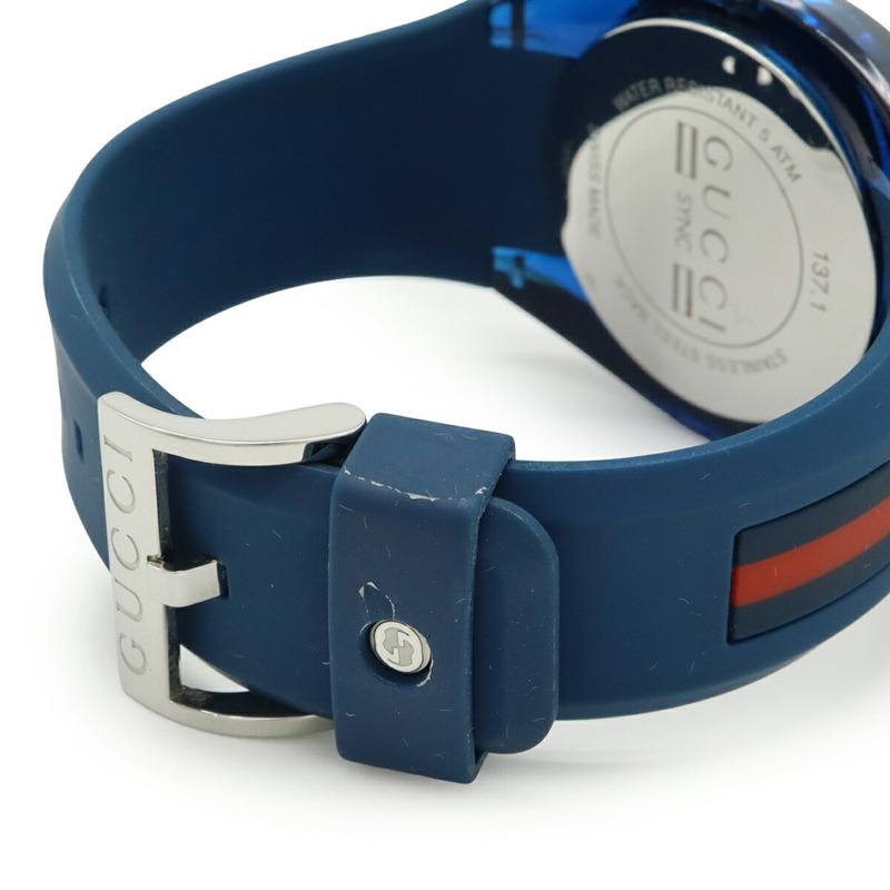 GUCCI Sync 男士石英腕錶，藍色錶盤，不鏽鋼橡膠錶殼，飾有互扣式 G 標誌，Shelley 款，137.1 毫米，YA137104A-8