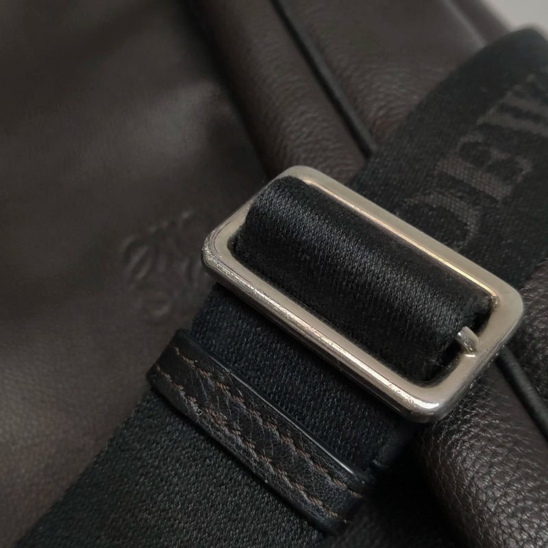 Loewe牛皮logo純色壓紋斜挎包單肩包-11