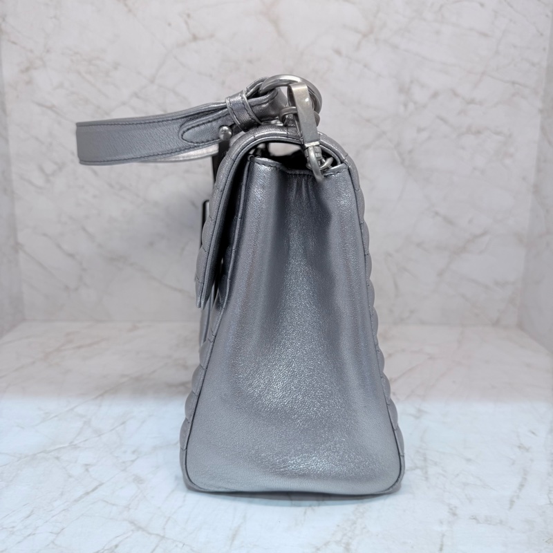 PRADA銀色小牛皮翻蓋包-2