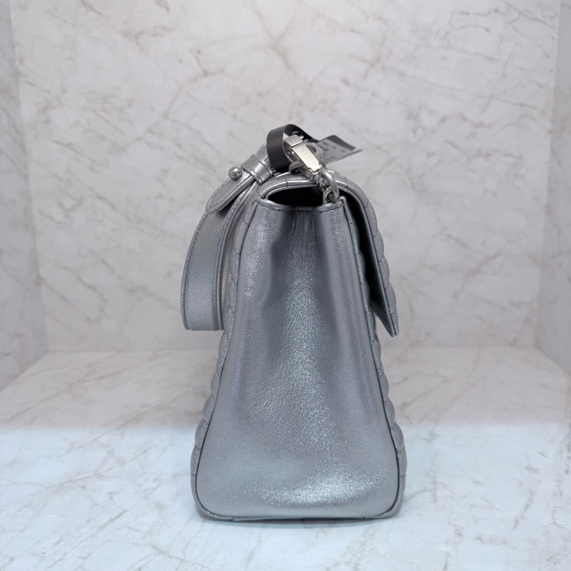 PRADA銀色小牛皮翻蓋包-3