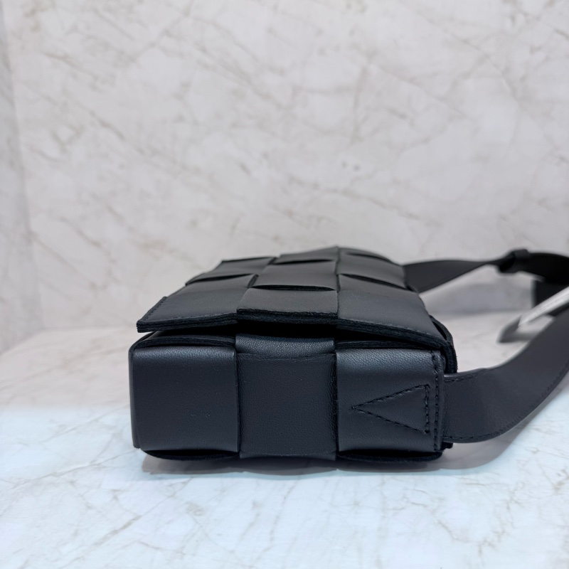 BV Small Cassette 編織小款斜背包/黑色-2