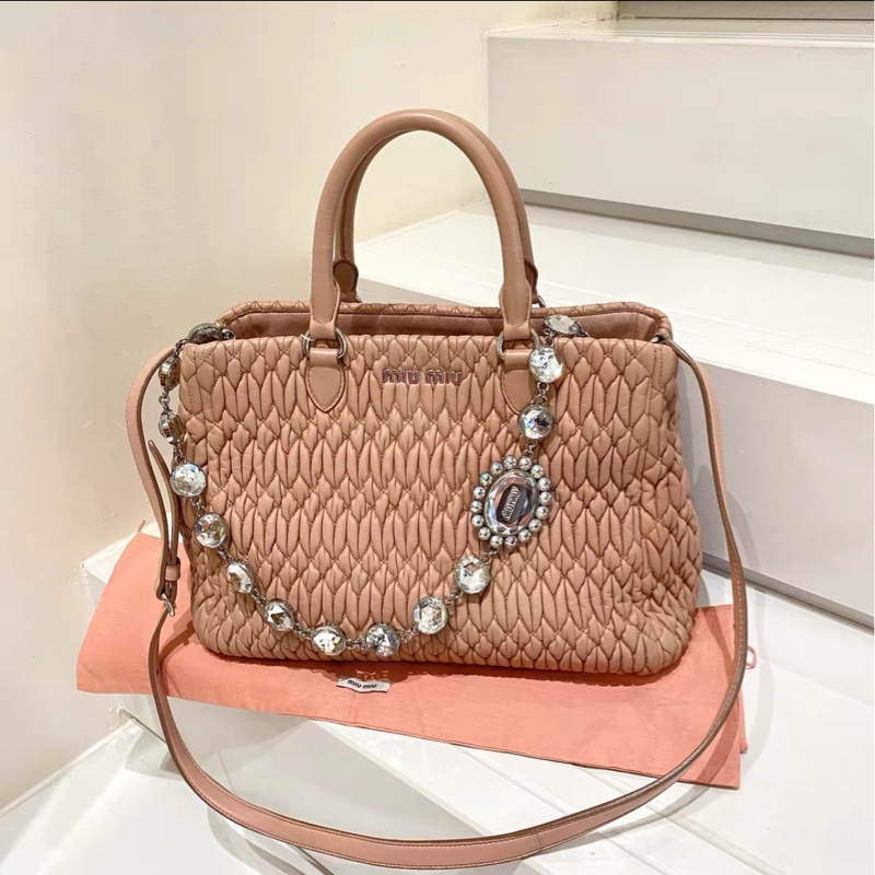 MIUMIU繆繆 CLOWUE 粉色寶石鏈條 褶皺托特包 size約29*21*14cm 附件：塵袋 鑽鏈 肩帶-0