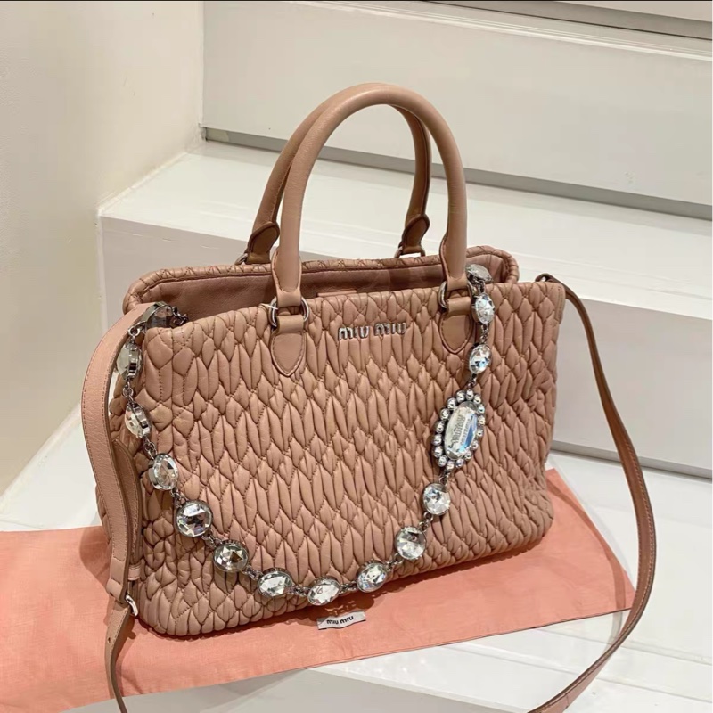 MIUMIU繆繆 CLOWUE 粉色寶石鏈條 褶皺托特包 size約29*21*14cm 附件：塵袋 鑽鏈 肩帶-1