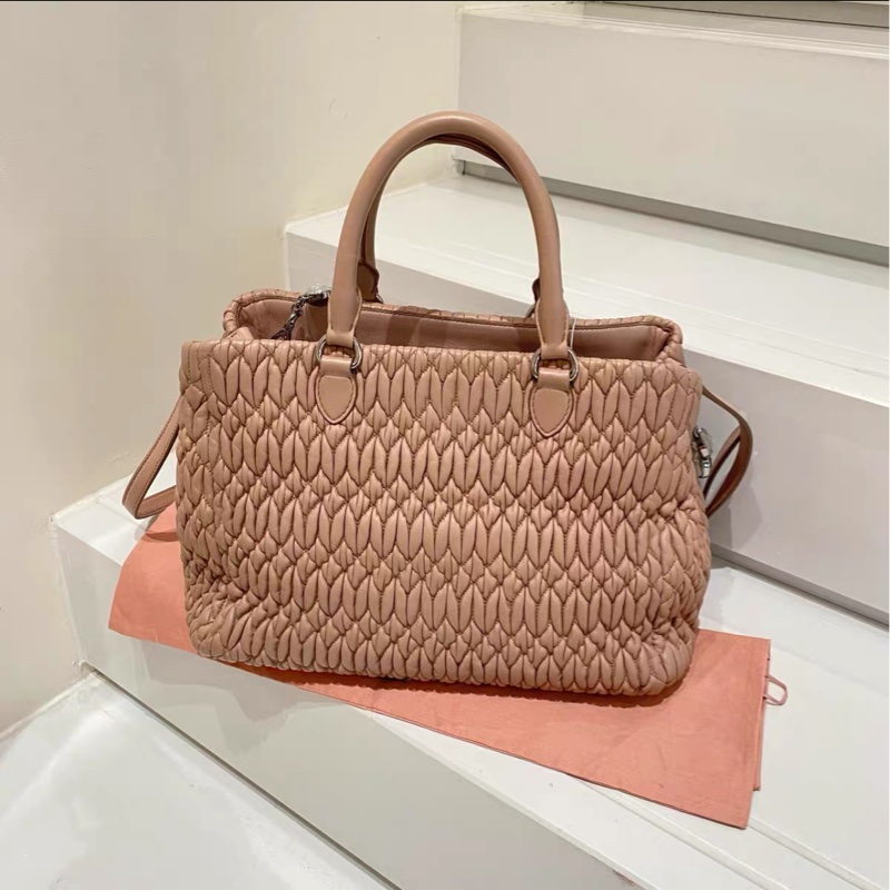 MIUMIU繆繆 CLOWUE 粉色寶石鏈條 褶皺托特包 size約29*21*14cm 附件：塵袋 鑽鏈 肩帶-2