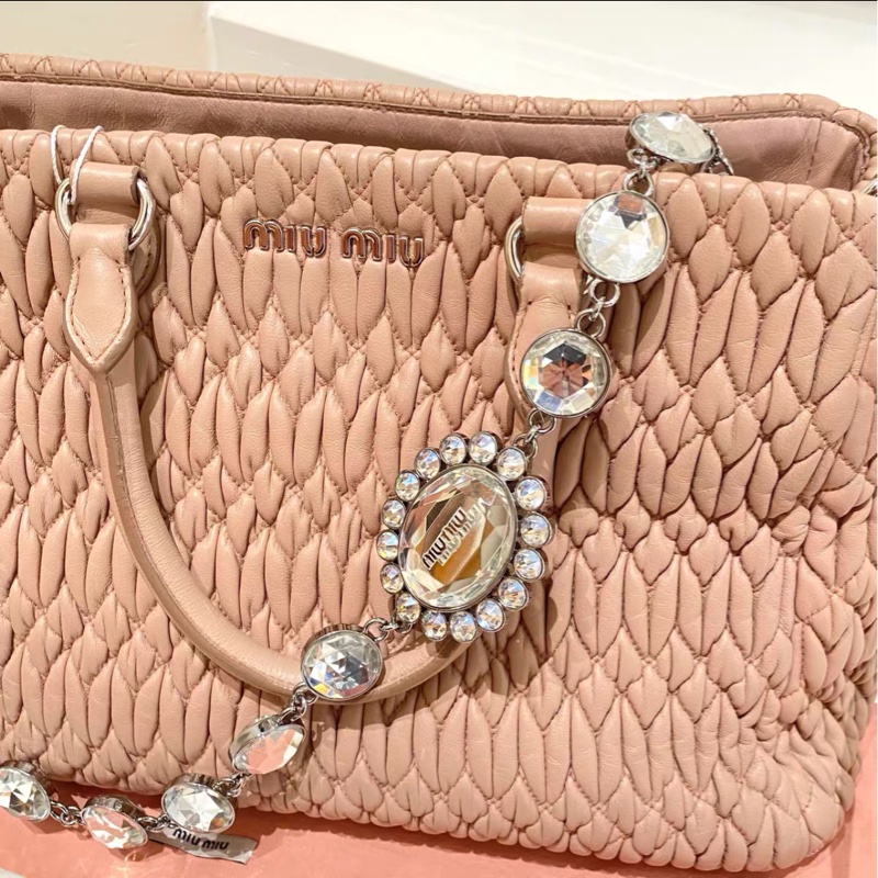MIUMIU繆繆 CLOWUE 粉色寶石鏈條 褶皺托特包 size約29*21*14cm 附件：塵袋 鑽鏈 肩帶-3