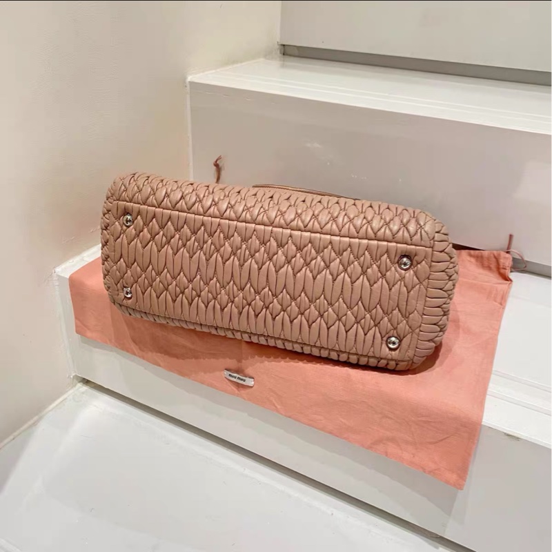 MIUMIU繆繆 CLOWUE 粉色寶石鏈條 褶皺托特包 size約29*21*14cm 附件：塵袋 鑽鏈 肩帶-4