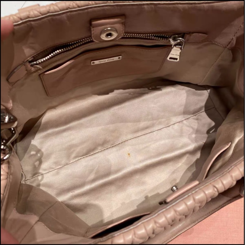 MIUMIU繆繆 CLOWUE 粉色寶石鏈條 褶皺托特包 size約29*21*14cm 附件：塵袋 鑽鏈 肩帶-6