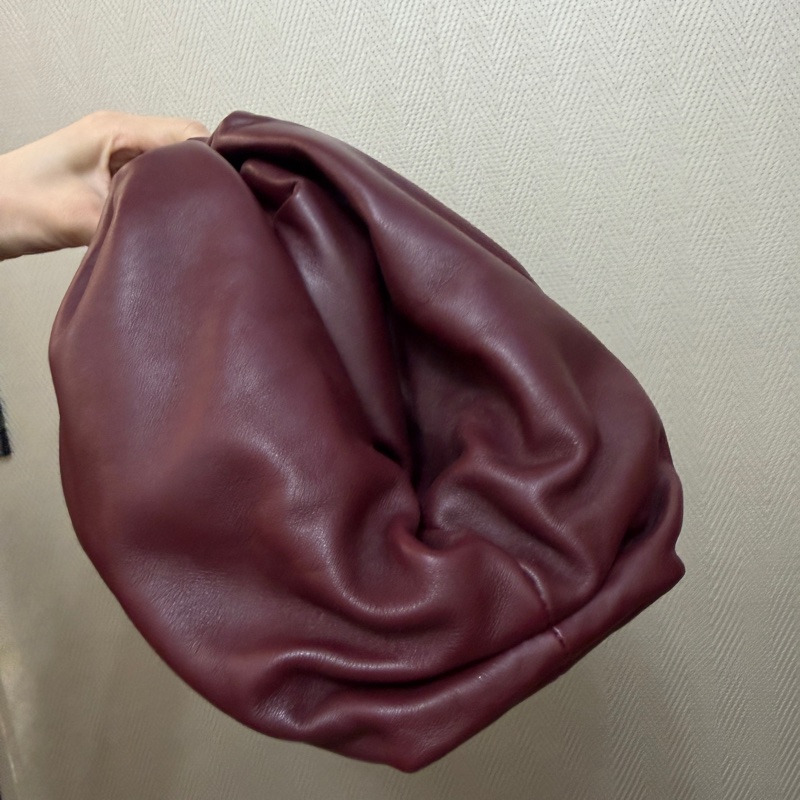 BV 勃根地紅牛皮霧金釦Pouch雲朵手拿包-3