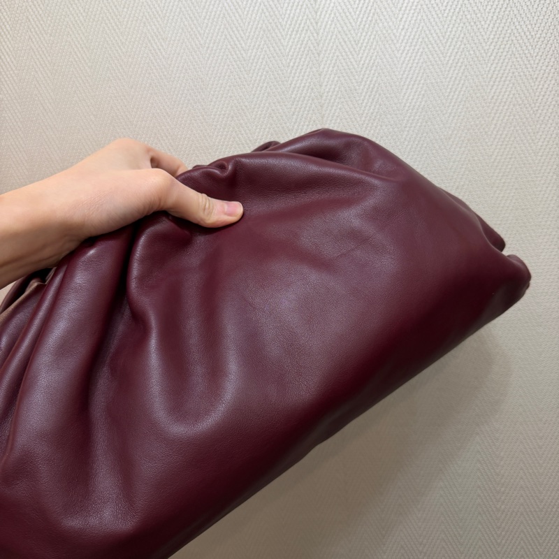 BV 勃根地紅牛皮霧金釦Pouch雲朵手拿包-4