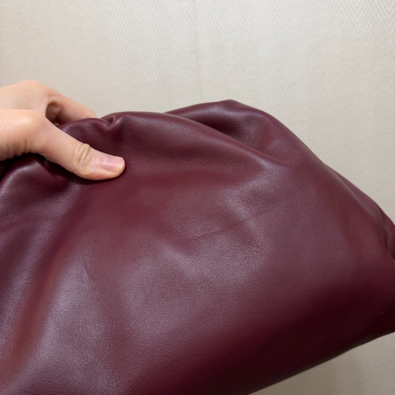 BV 勃根地紅牛皮霧金釦Pouch雲朵手拿包-5