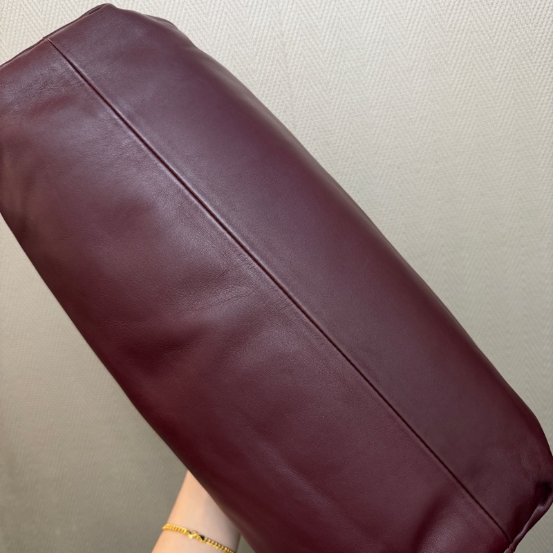 BV 勃根地紅牛皮霧金釦Pouch雲朵手拿包-6