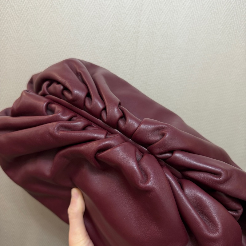 BV 勃根地紅牛皮霧金釦Pouch雲朵手拿包-9