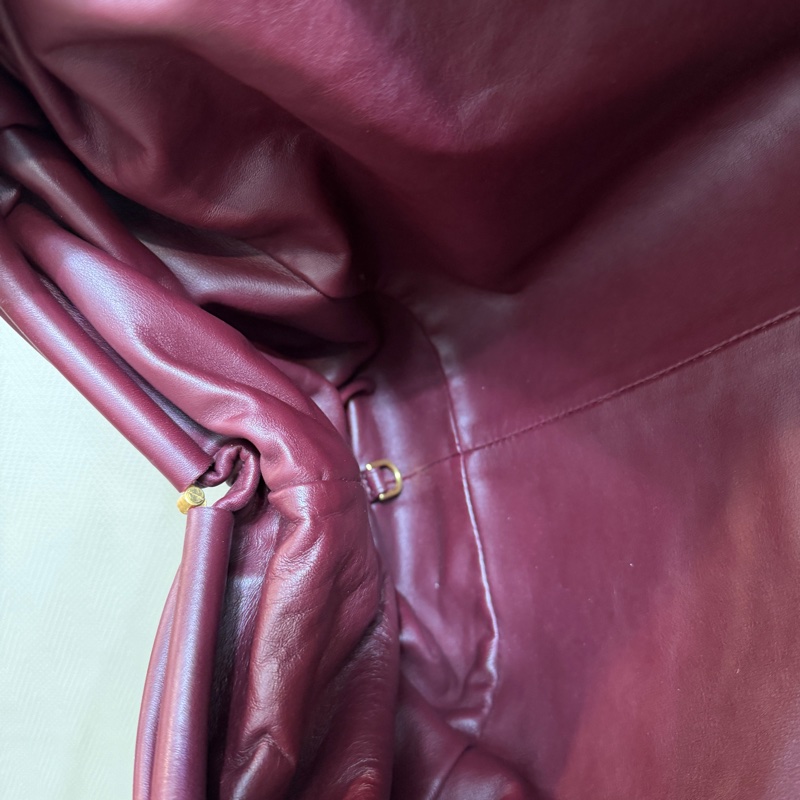 BV 勃根地紅牛皮霧金釦Pouch雲朵手拿包-12