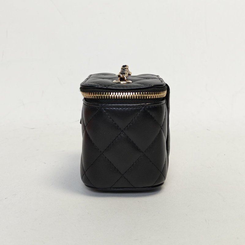 CHANEL 21P方盒子化妝包無鏡子11黑色羊皮31開金扣山茶花蝴蝶結皮穿鏈肩背包-1