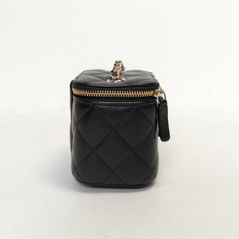 CHANEL 21P方盒子化妝包無鏡子11黑色羊皮31開金扣山茶花蝴蝶結皮穿鏈肩背包-3