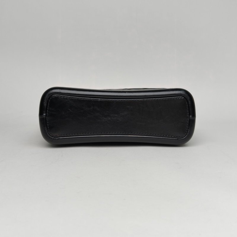 CHANEL GABRIELLE流浪中號28黑色牛皮28開金銀扣肩背包-4