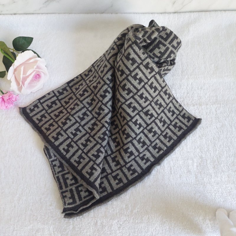 Fendi  芬迪 經典 滿版 好搭羊毛圍巾-19