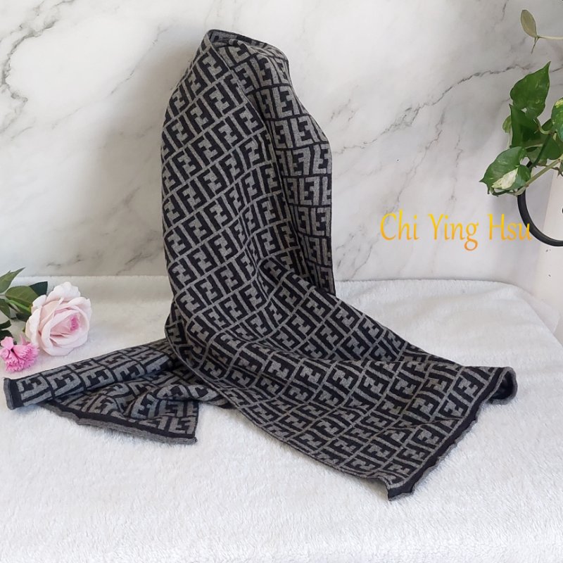 Fendi  芬迪 經典 滿版 好搭羊毛圍巾-37